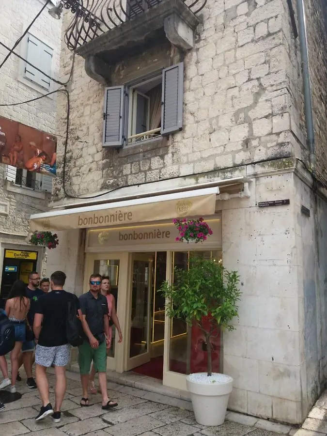Top Location & Walk Score 93 With Washing Machine Split Chorwacja