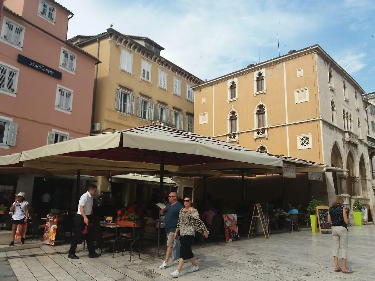 Top Location & Walk Score 93 With Washing Machine Split Appartement