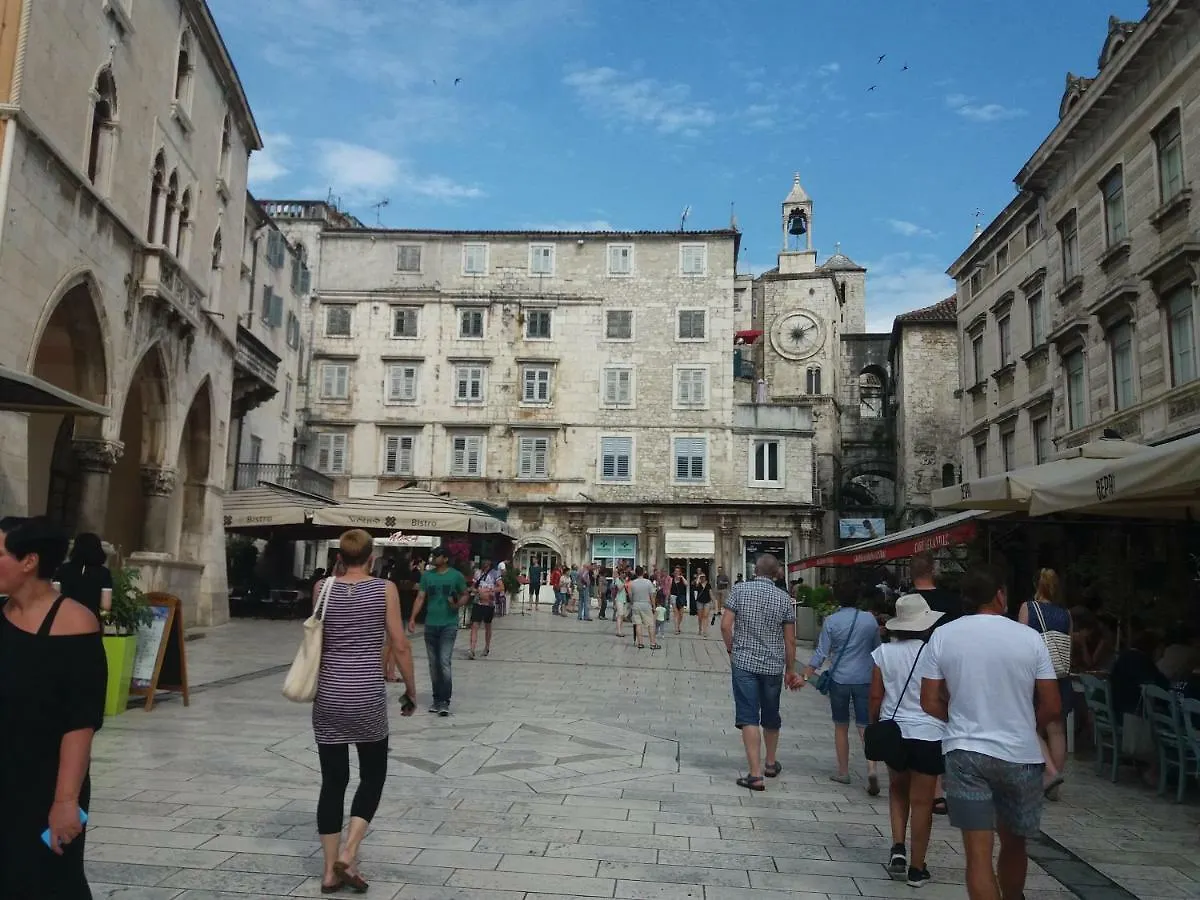 Top Location & Walk Score 93 With Washing Machine Split Appartement