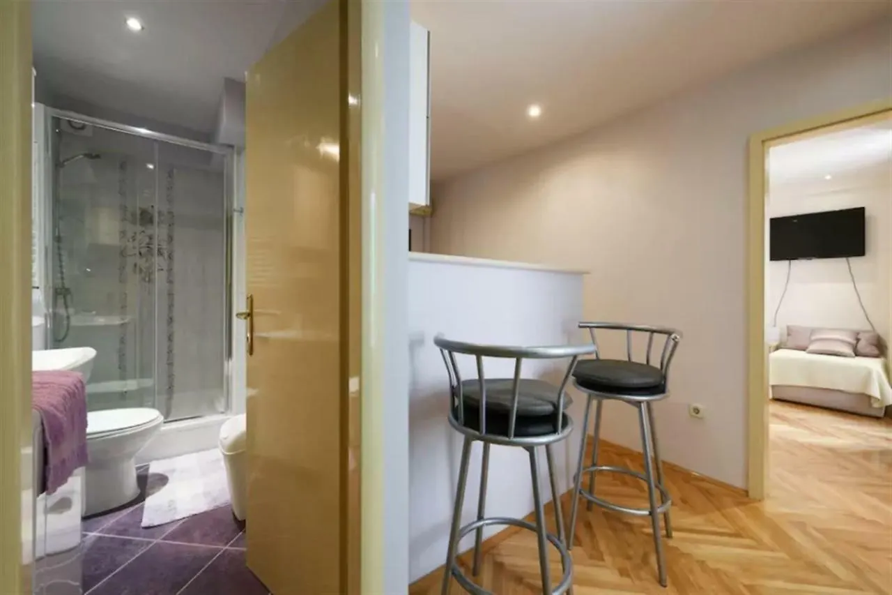 Apartament Top Location & Walk Score 93 With Washing Machine Split