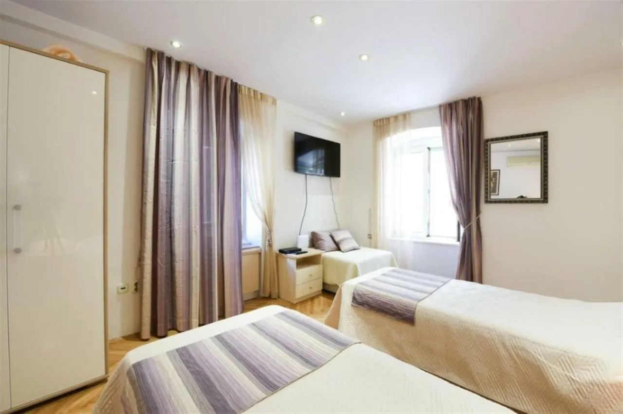 Top Location & Walk Score 93 With Washing Machine Split Appartement
