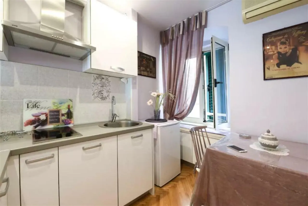Top Location & Walk Score 93 With Washing Machine Split Apartament